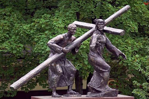 Figury świętych na stacjach przed Klasztorem Jasnogórskim